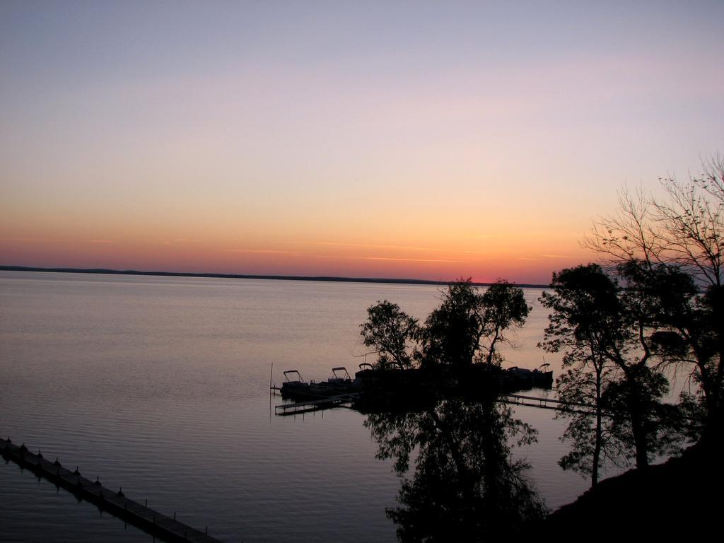 Beachfront Hotel Houghton Lake Esterno foto